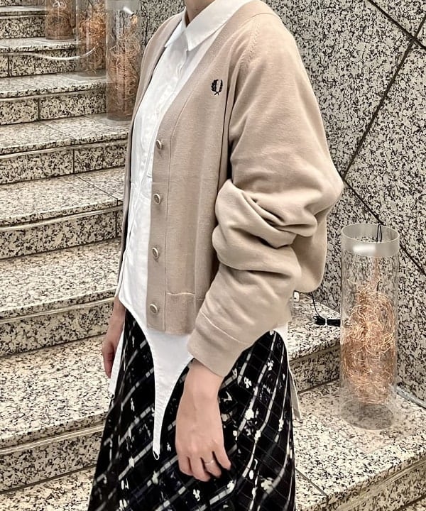 森本 理絵さんの「BEAMS WOMEN｜チェック フラワー プリント タイト スカート」を使ったコーディネート