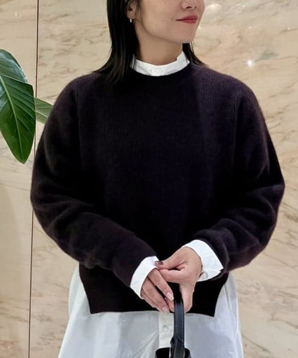 小笠原 楓さんの「BEAMS WOMEN｜【別注】BATONER / カシミヤフォックス クルーネック ニット」を使ったコーディネート