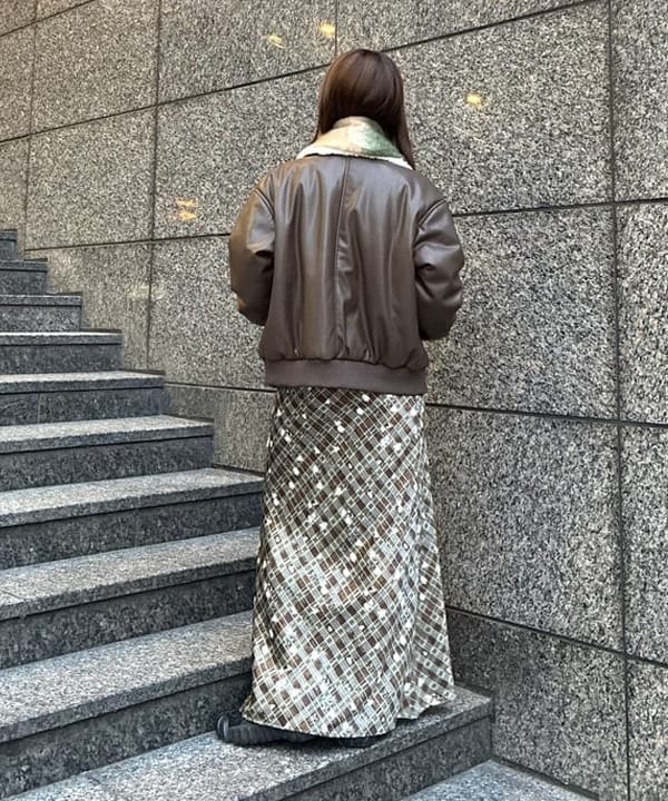 松本 佳菜子さんの「BEAMS WOMEN｜チェック フラワー プリント タイト スカート」を使ったコーディネート