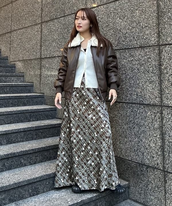 松本 佳菜子さんの「BEAMS WOMEN｜チェック フラワー プリント タイト スカート」を使ったコーディネート