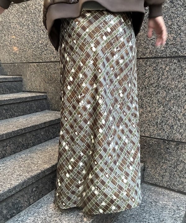 松本 佳菜子さんの「BEAMS WOMEN｜チェック フラワー プリント タイト スカート」を使ったコーディネート