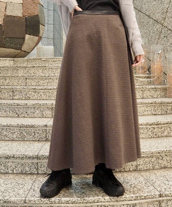 はやしあかねさんの「BEAMS WOMEN｜【別注】SLOANE / 5ゲージ Vネック カーディガン」を使ったコーディネート