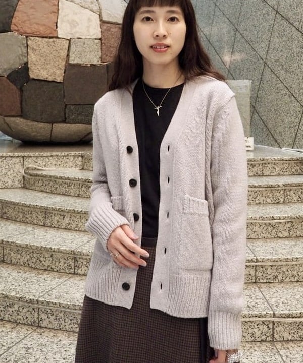 はやしあかねさんの「BEAMS WOMEN｜【別注】SLOANE / 5ゲージ Vネック カーディガン」を使ったコーディネート