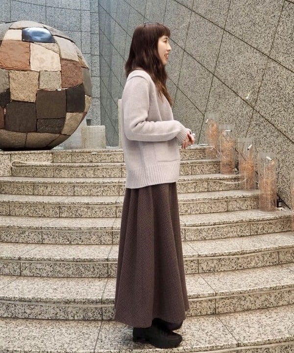 はやしあかねさんの「BEAMS WOMEN｜【別注】SLOANE / 5ゲージ Vネック カーディガン」を使ったコーディネート