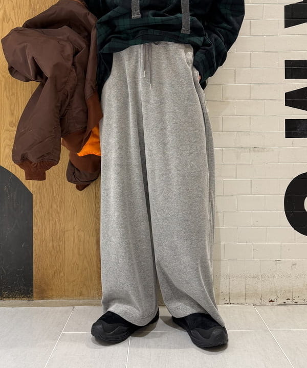 マツミヤさんの「BEAMS WOMEN｜ベロア ワイド スウェット パンツ」を使ったコーディネート