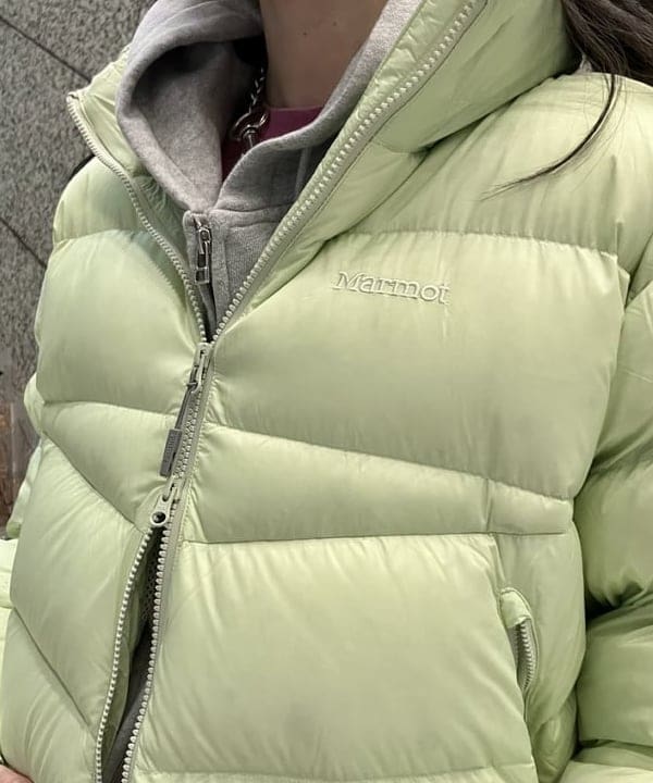 加歩さんの「BEAMS WOMEN｜【別注】Marmot / ショート ダウンジャケット」を使ったコーディネート