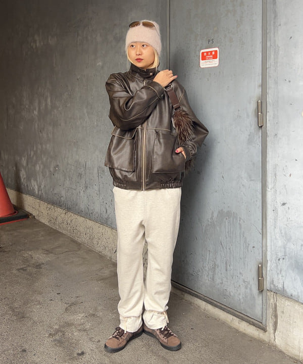 スウェット合わせが今の気分。ブラウンのレザージャケットで作る、大人のスポーティスタイル