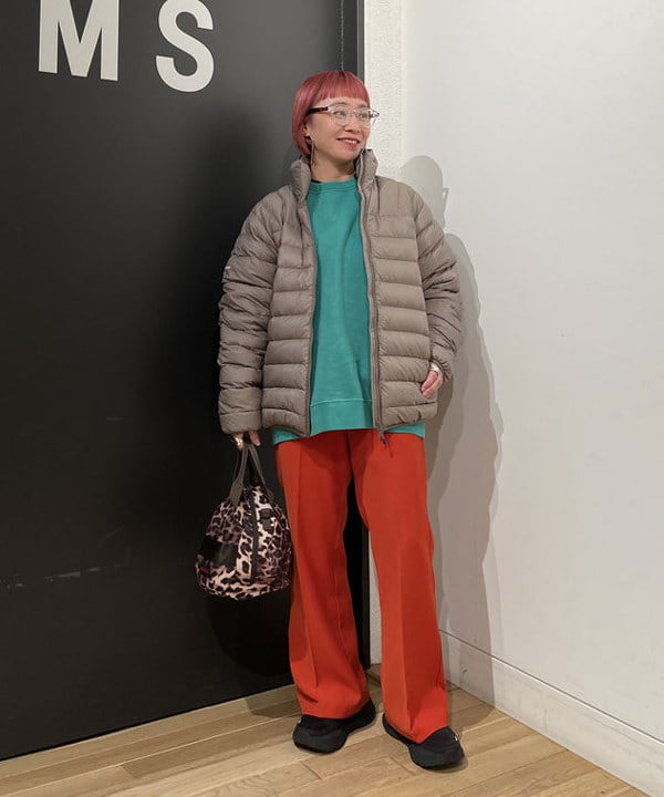 ベーシックな顔して、実は2WAY。半袖にもなるダウンで、色遊びを楽しむ冬。