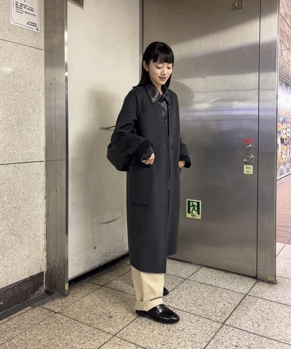 野村 美紅さんの「BEAMS WOMEN｜リバー Vネック ロングコート」を使ったコーディネート