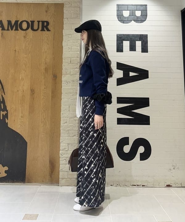 江口 息吹さんの「BEAMS WOMEN｜チェック フラワー プリント タイト スカート」を使ったコーディネート