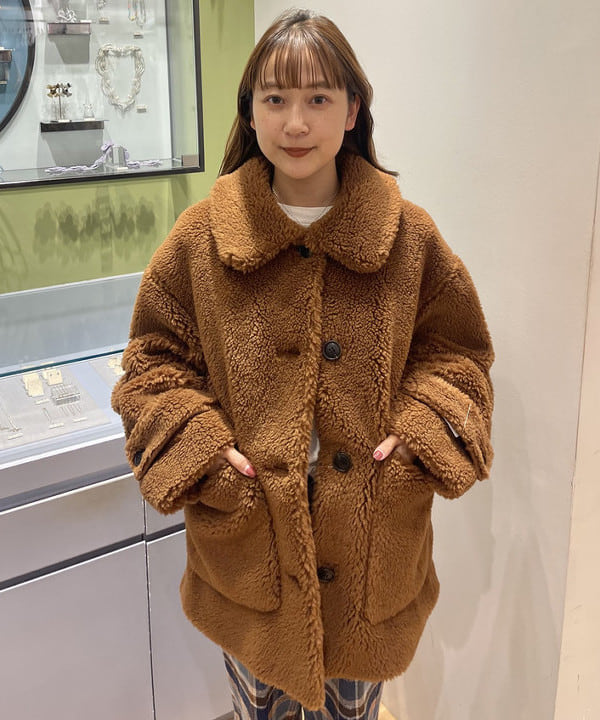 大木さんの「BEAMS WOMEN｜ボア ビッグ ポケット ハーフ コート」を使ったコーディネート