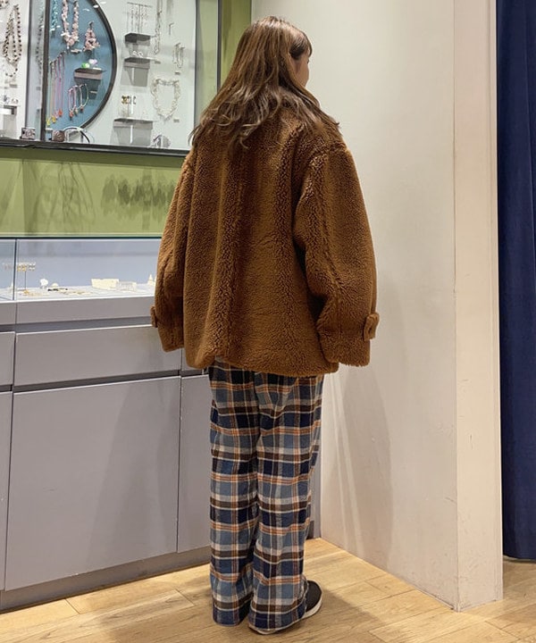 大木さんの「BEAMS WOMEN｜ボア ビッグ ポケット ハーフ コート」を使ったコーディネート