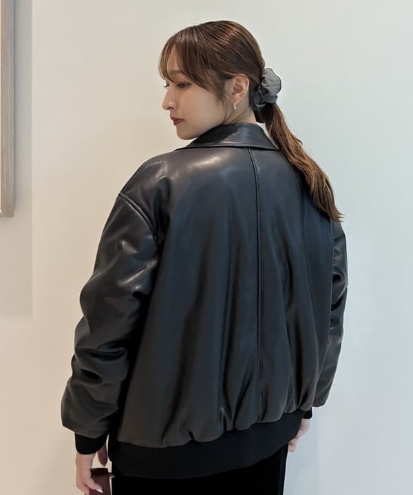 松本 佳菜子さんの「BEAMS WOMEN｜フェイクレザー ナカワタボマー ブルゾン」を使ったコーディネート