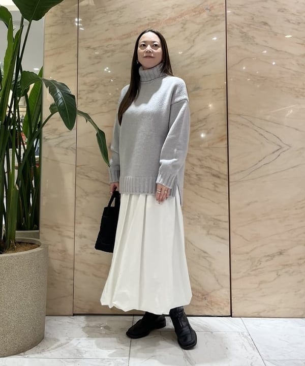 関 桂子さんの「BEAMS WOMEN｜【別注】SLOANE / 3ゲージ ドロップショルダー タートルネック ニット」を使ったコーディネート