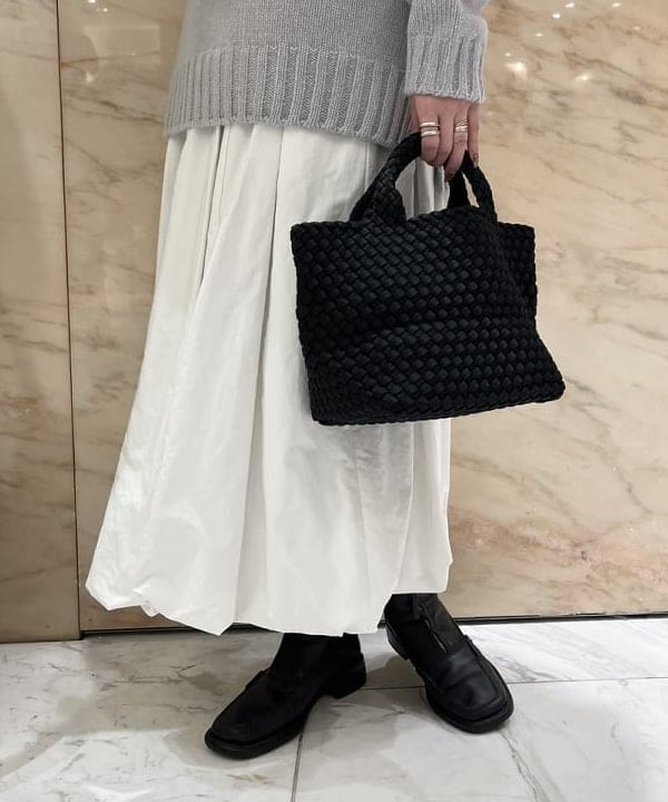 関 桂子さんの「BEAMS WOMEN｜【別注】SLOANE / 3ゲージ ドロップショルダー タートルネック ニット」を使ったコーディネート