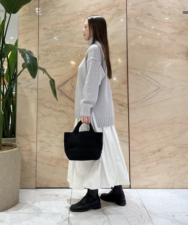 関 桂子さんの「BEAMS WOMEN｜【別注】SLOANE / 3ゲージ ドロップショルダー タートルネック ニット」を使ったコーディネート