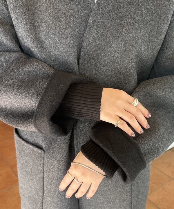 大浦 栞さんの「BEAMS WOMEN｜リバー Vネック ロングコート」を使ったコーディネート