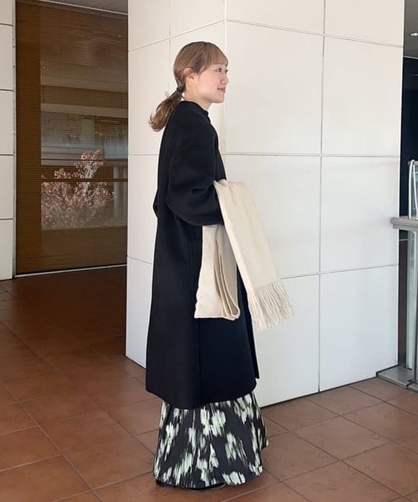 大浦 栞さんの「BEAMS WOMEN｜リバー Vネック ロングコート」を使ったコーディネート