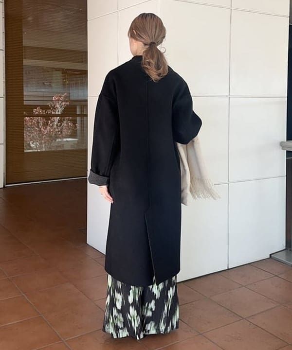 大浦 栞さんの「BEAMS WOMEN｜リバー Vネック ロングコート」を使ったコーディネート