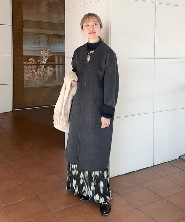 大浦 栞さんの「BEAMS WOMEN｜リバー Vネック ロングコート」を使ったコーディネート