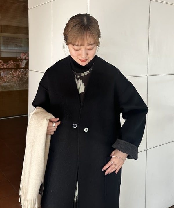 大浦 栞さんの「BEAMS WOMEN｜リバー Vネック ロングコート」を使ったコーディネート