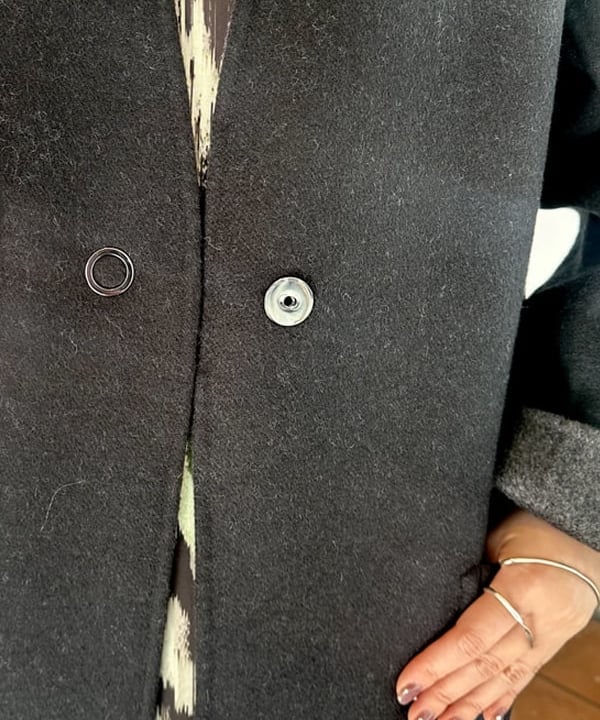 大浦 栞さんの「BEAMS WOMEN｜リバー Vネック ロングコート」を使ったコーディネート