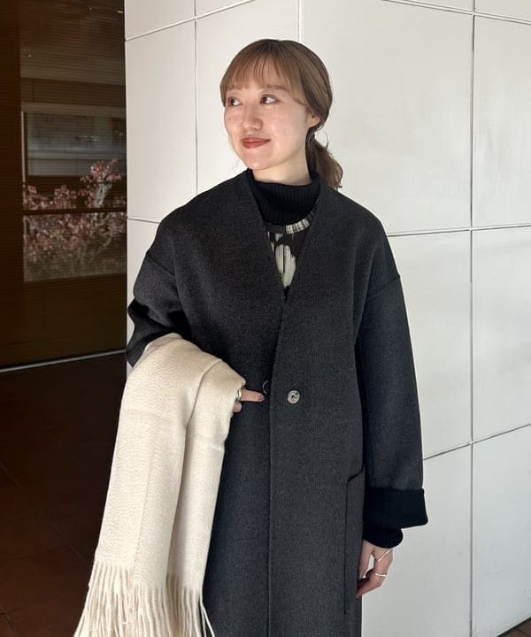 大浦 栞さんの「BEAMS WOMEN｜リバー Vネック ロングコート」を使ったコーディネート