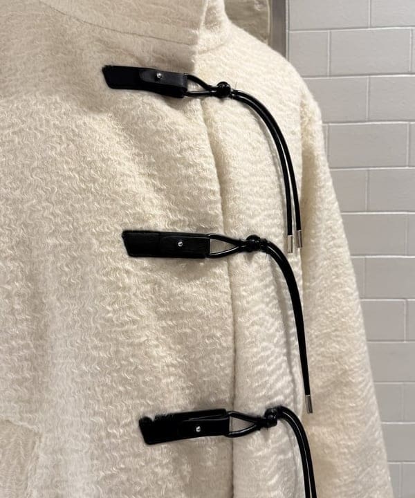 マツミヤさんの「BEAMS WOMEN｜シャギー トグルボタン ハーフ コート」を使ったコーディネート