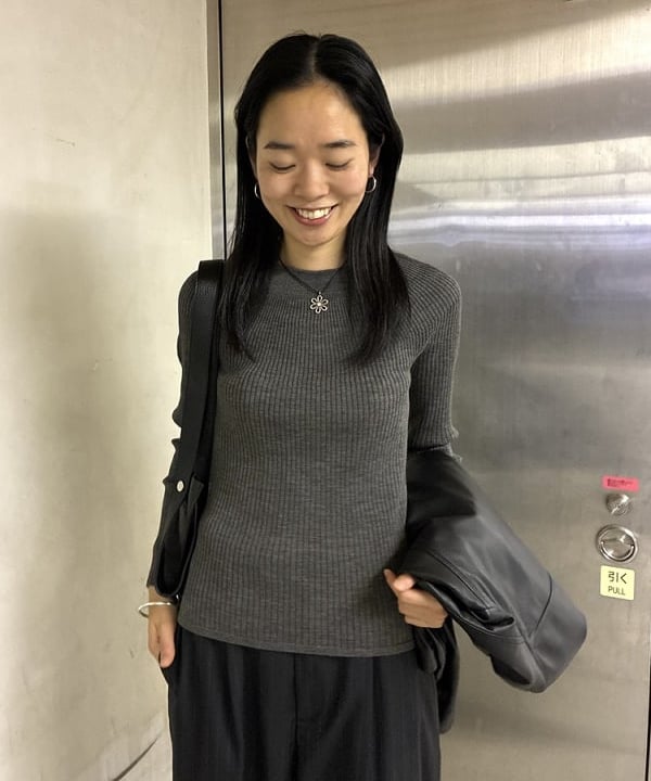 津藤 理佐子さんの「BEAMS WOMEN｜ヘムデタッチャブル スラックス」を使ったコーディネート