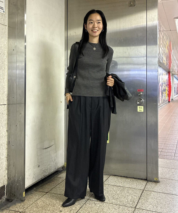 津藤 理佐子さんの「BEAMS WOMEN｜ヘムデタッチャブル スラックス」を使ったコーディネート