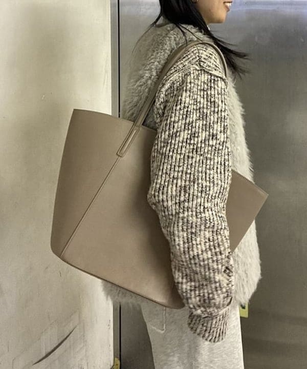 津藤 理佐子さんの「BEAMS WOMEN｜maturely / ワイド フレア ジャージー パンツ」を使ったコーディネート