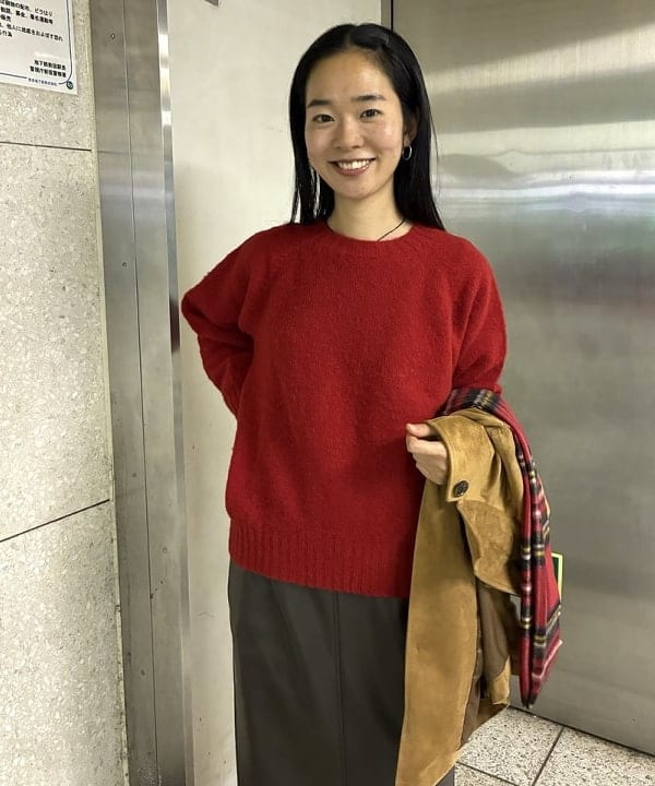 津藤 理佐子さんの「BEAMS WOMEN｜【別注】Nor’Easterly / シェットランド シャギー クルーネック 25FW」を使ったコーディネート