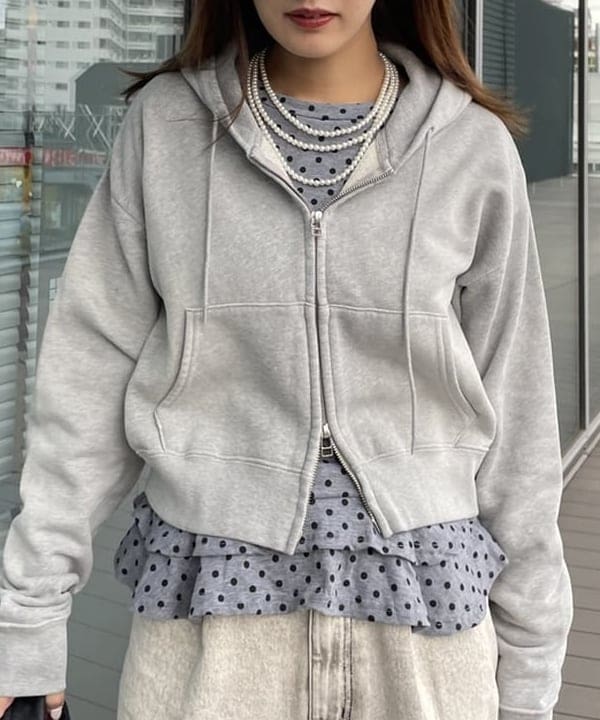 松本 佳菜子さんの「BEAMS WOMEN｜スウェット ジップ フーディー」を使ったコーディネート