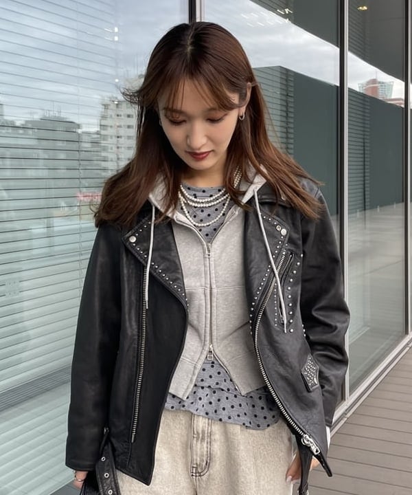 松本 佳菜子さんの「BEAMS WOMEN｜スウェット ジップ フーディー」を使ったコーディネート