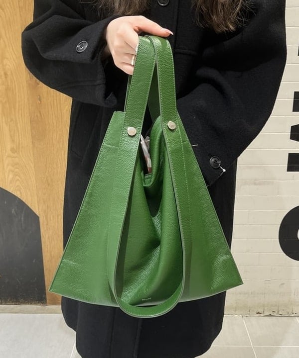 江口 息吹さんの「BEAMS WOMEN｜【別注】Casselini / フラワー ニット帽」を使ったコーディネート