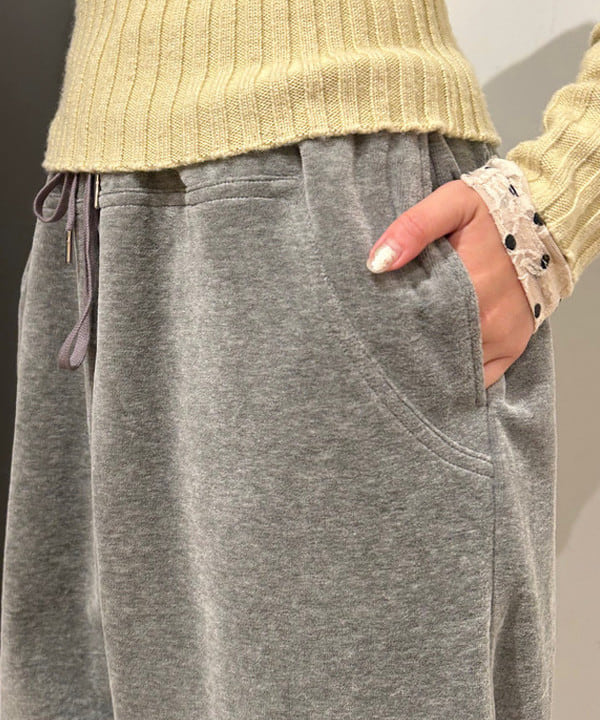 佐藤 亜美さんの「BEAMS WOMEN｜ベロア ワイド スウェット パンツ」を使ったコーディネート