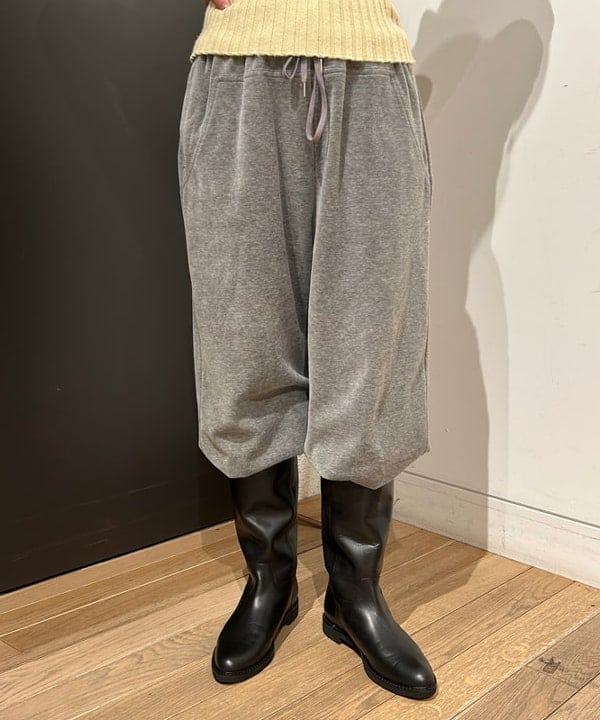 佐藤 亜美さんの「BEAMS WOMEN｜ベロア ワイド スウェット パンツ」を使ったコーディネート