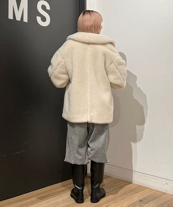 佐藤 亜美さんの「BEAMS WOMEN｜ベロア ワイド スウェット パンツ」を使ったコーディネート