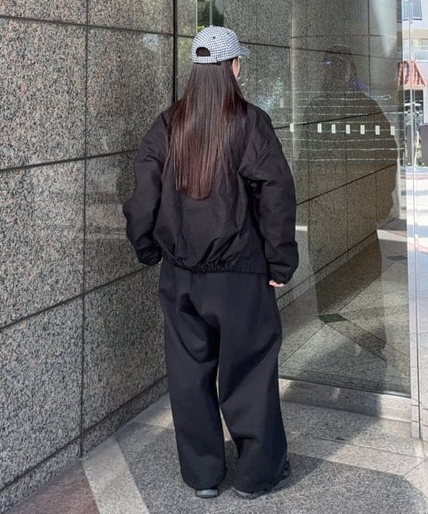 amiriさんの「BEAMS WOMEN｜ワイドストレート ウィンドストップ スウェットパンツ」を使ったコーディネート