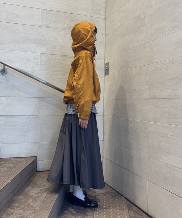 み　う　ちさんの「BEAMS WOMEN｜【別注】Gramicci  / ギャバ ロングスカート」を使ったコーディネート