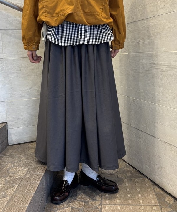 み　う　ちさんの「BEAMS WOMEN｜【別注】Gramicci  / ギャバ ロングスカート」を使ったコーディネート