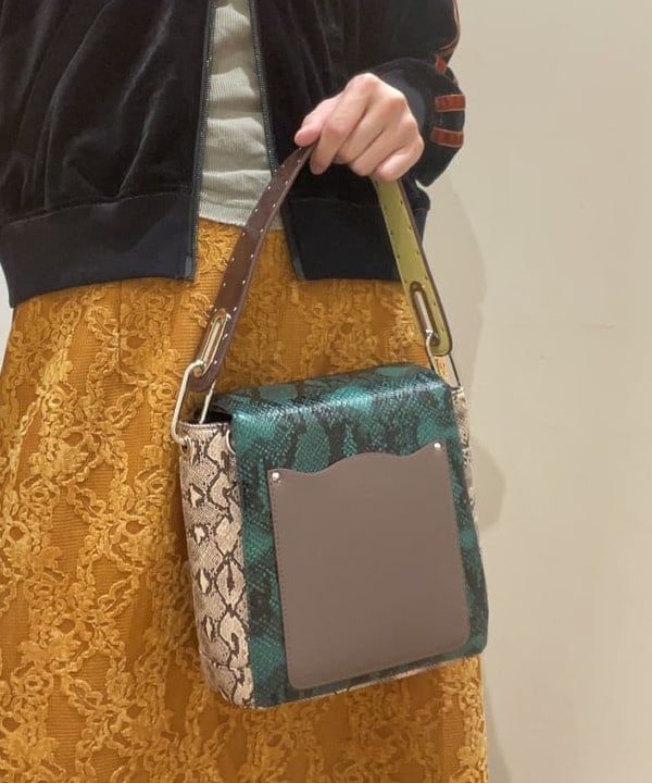 加歩さんの「BEAMS WOMEN｜Gymphlex / フーデッド ボア ベスト」を使ったコーディネート