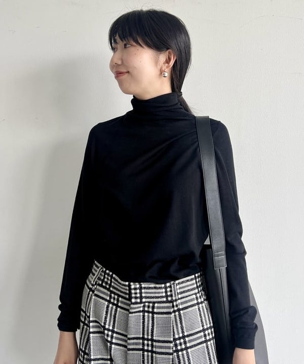 中丸　栞さんの「BEAMS WOMEN｜AK+1 / ダウン ベスト」を使ったコーディネート