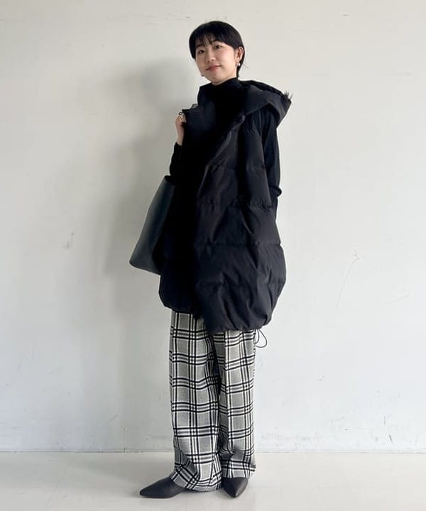 中丸　栞さんの「BEAMS WOMEN｜AK+1 / ダウン ベスト」を使ったコーディネート