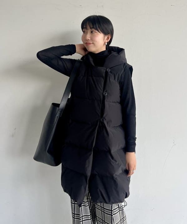 中丸　栞さんの「BEAMS WOMEN｜AK+1 / ダウン ベスト」を使ったコーディネート