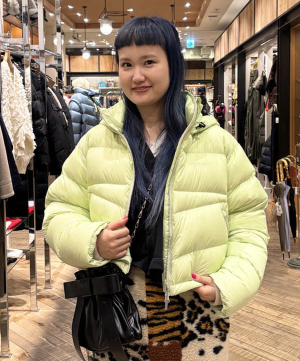 マツモト アカネさんの「BEAMS WOMEN｜【別注】Marmot / ショート ダウンジャケット」を使ったコーディネート