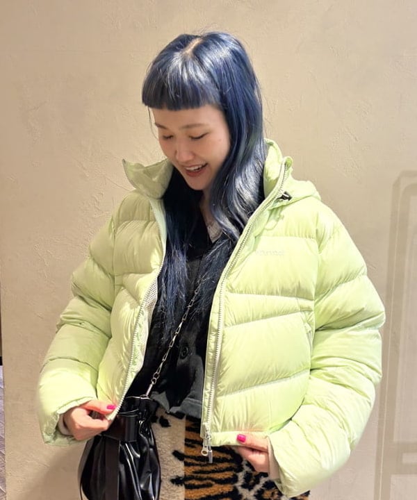 マツモト アカネさんの「BEAMS WOMEN｜【別注】Marmot / ショート ダウンジャケット」を使ったコーディネート