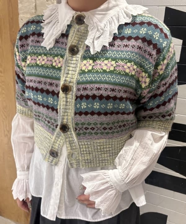 大石彩可さんの「BEAMS WOMEN｜ユーロ ヴィンテージ フリル シャツ」を使ったコーディネート