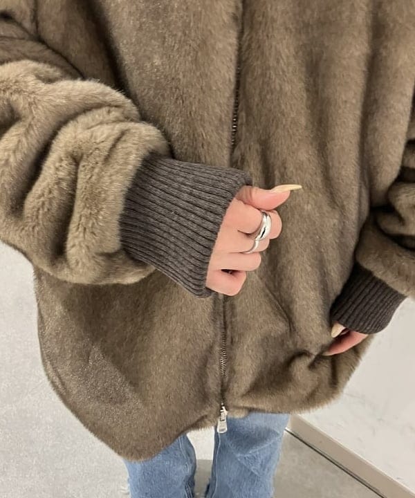 大槻 まひろさんの「BEAMS WOMEN｜TATRAS / ARABIS ボア ブルゾン」を使ったコーディネート