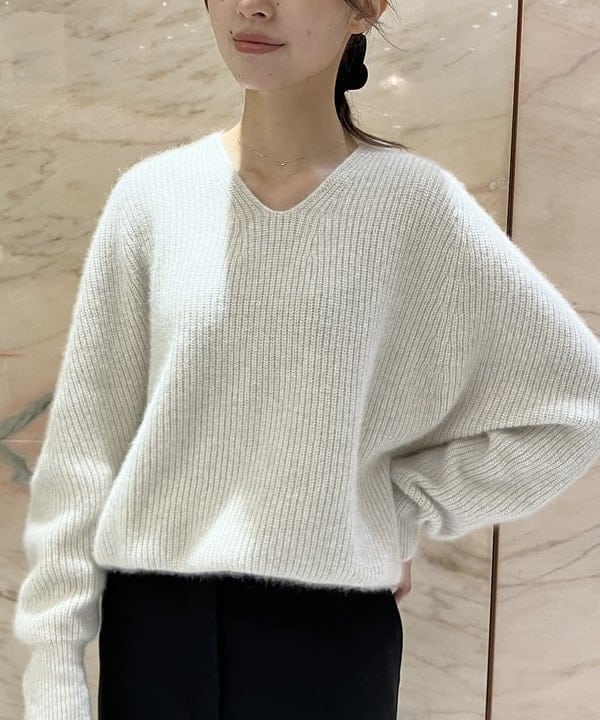 茂野 真楓さんの「BEAMS WOMEN｜フォックスウール ホールガーメント ニット」を使ったコーディネート